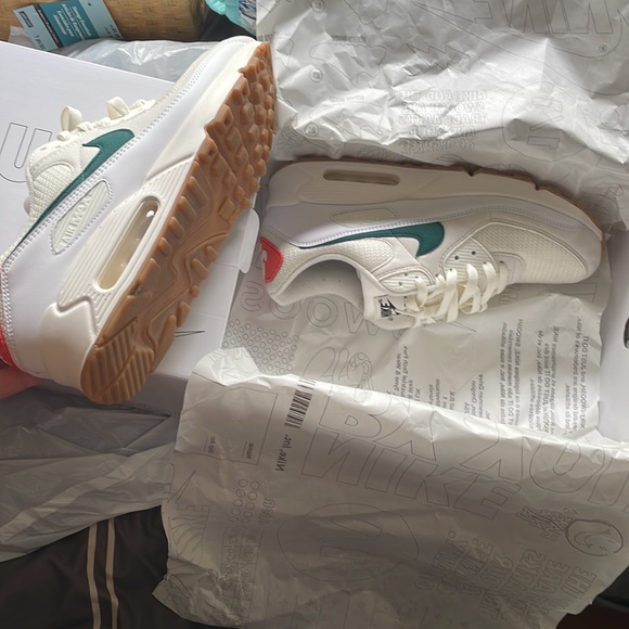 Nike air max. Size 10.5. BRAND NEW colorway is 🔥 - Picture 3 of 3